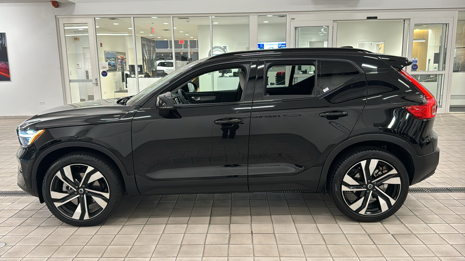 2023 Volvo XC40 Ultimate Dark Theme 7