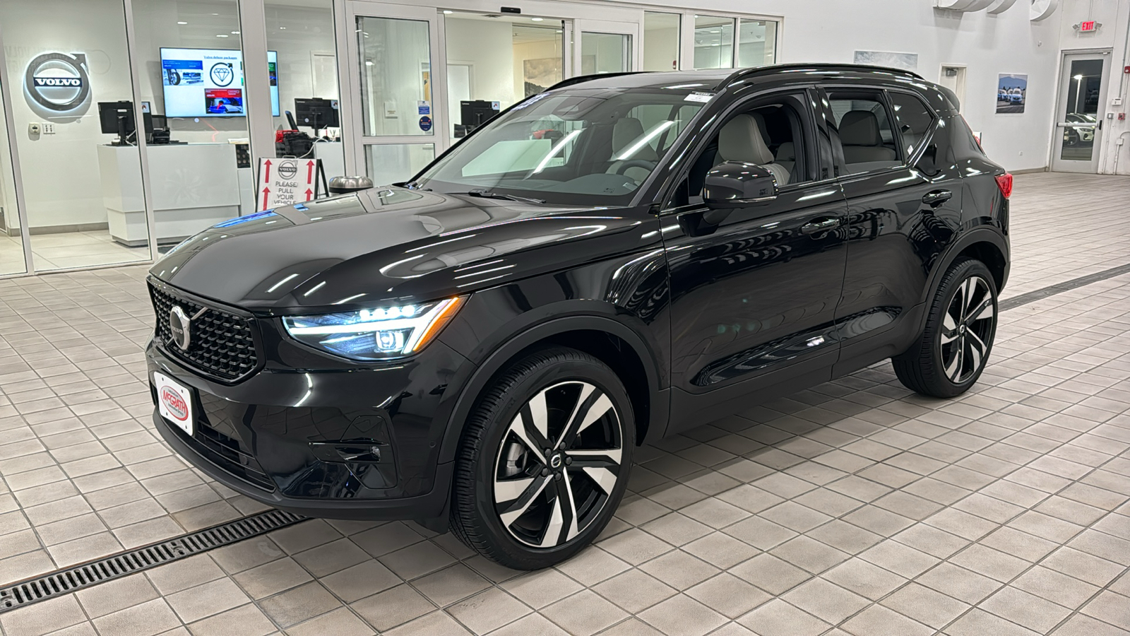 2023 Volvo XC40 Ultimate Dark Theme 8