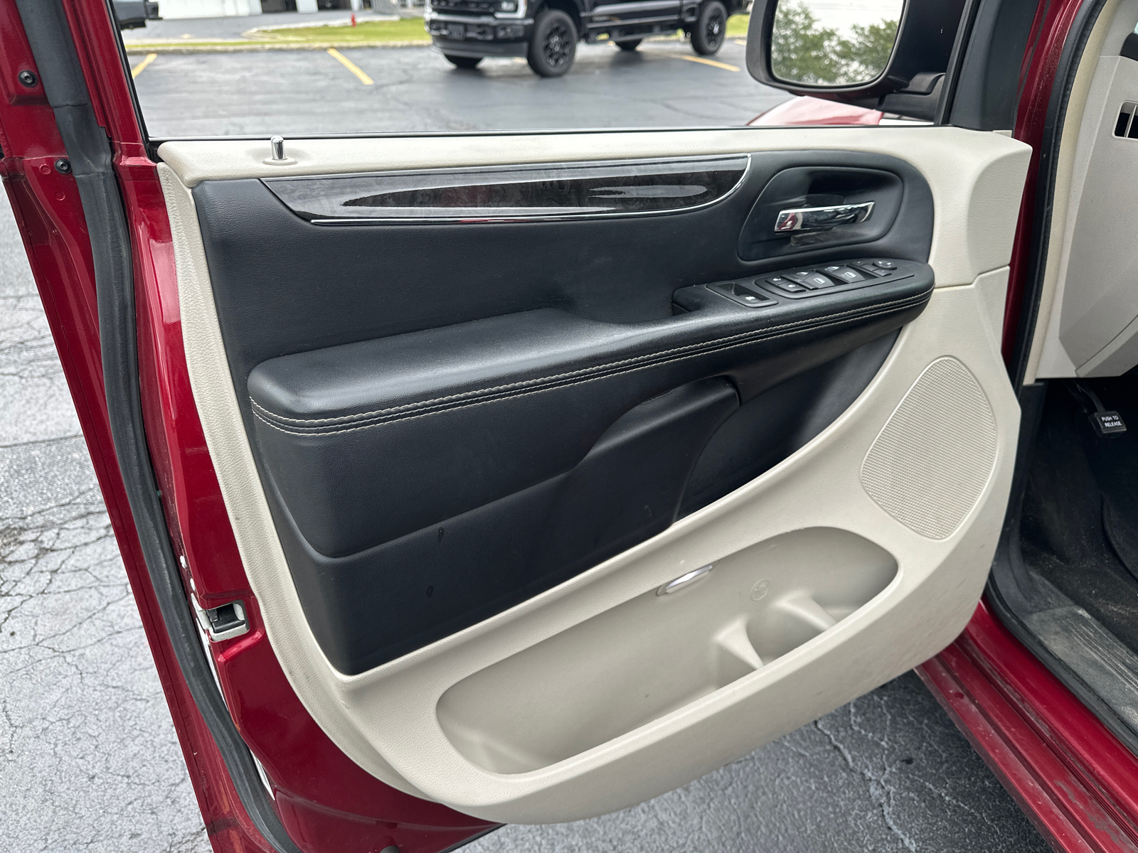 2014 Chrysler Town & Country Touring 28