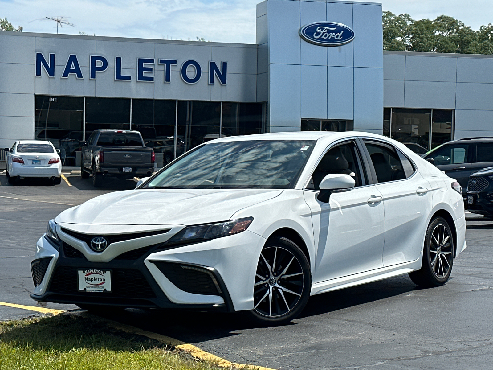 2022 Toyota Camry Hybrid SE 1