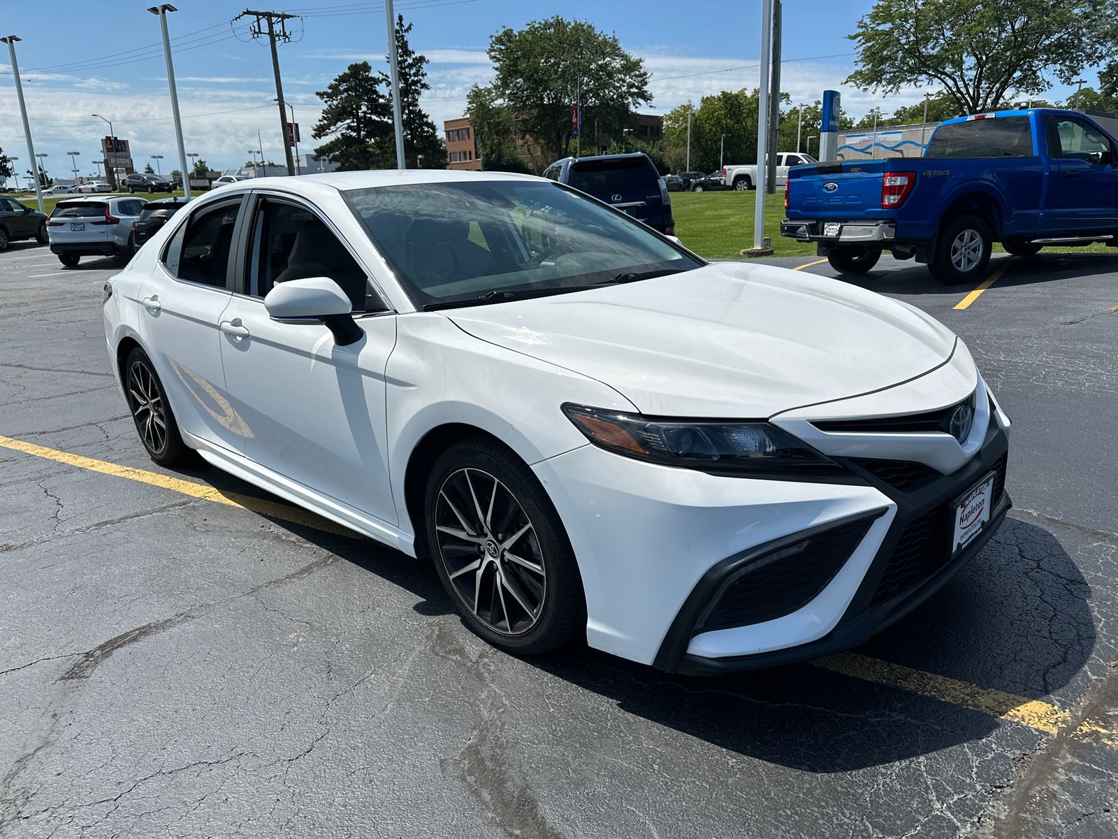 2022 Toyota Camry Hybrid SE 10