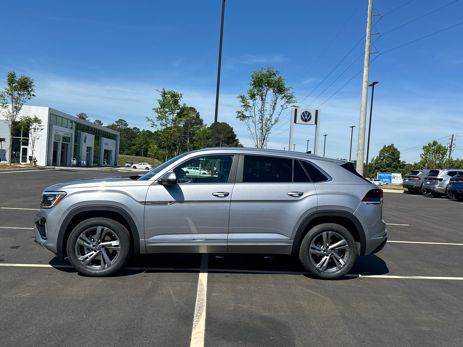 2024 Volkswagen Atlas Cross Sport 2.0T SEL R-Line 2