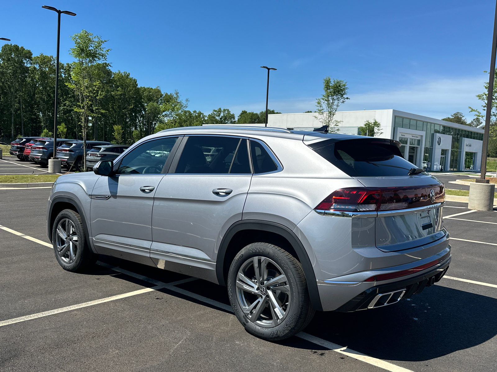 2024 Volkswagen Atlas Cross Sport 2.0T SEL R-Line 3