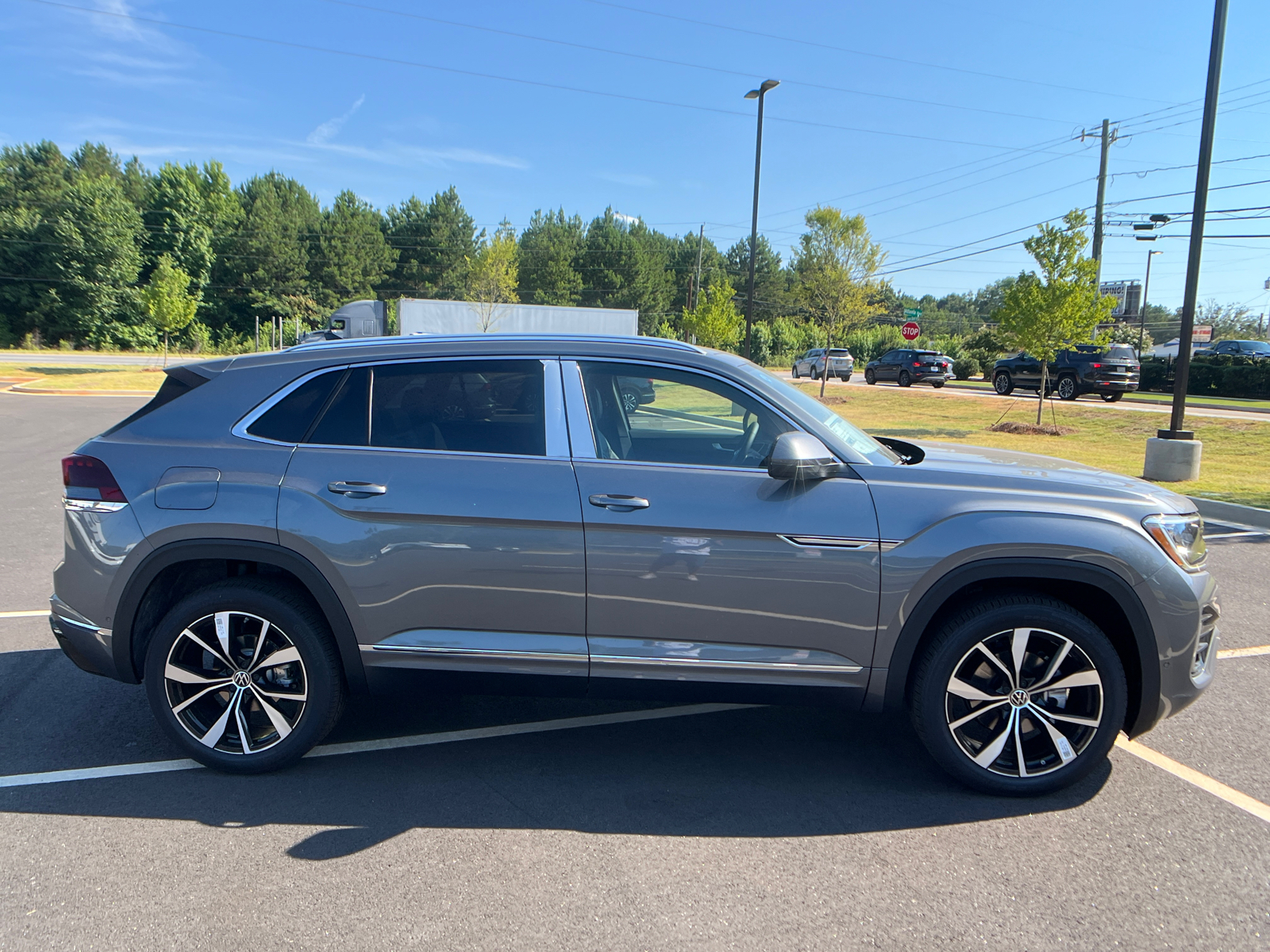 2024 Volkswagen Atlas Cross Sport 2.0T SEL Premium R-Line 4