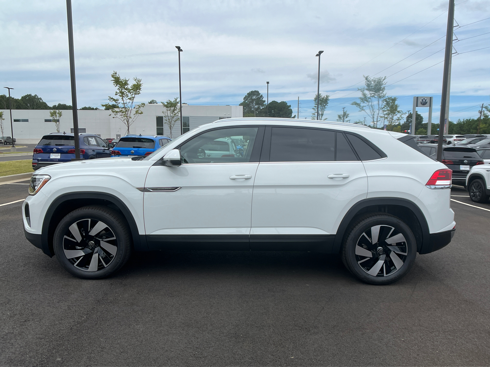 2024 Volkswagen Atlas Cross Sport 2.0T SE w/Technology 8