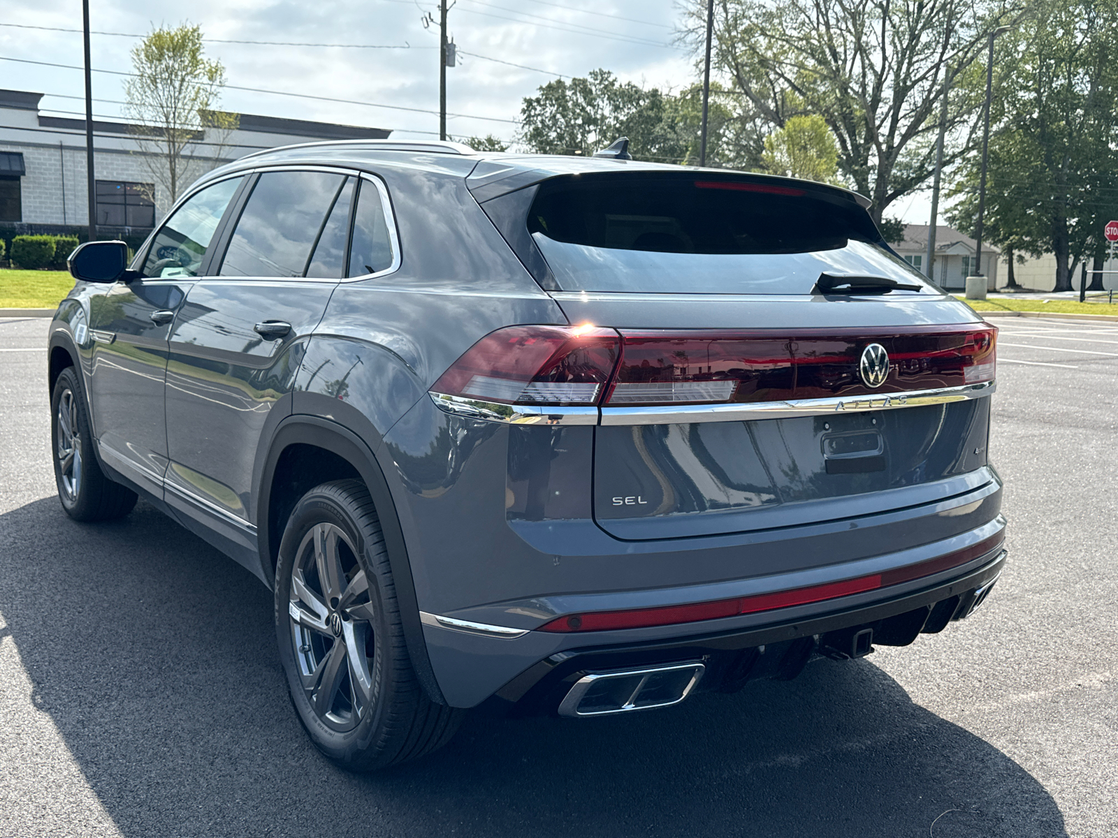 2024 Volkswagen Atlas Cross Sport 2.0T SEL R-Line 3