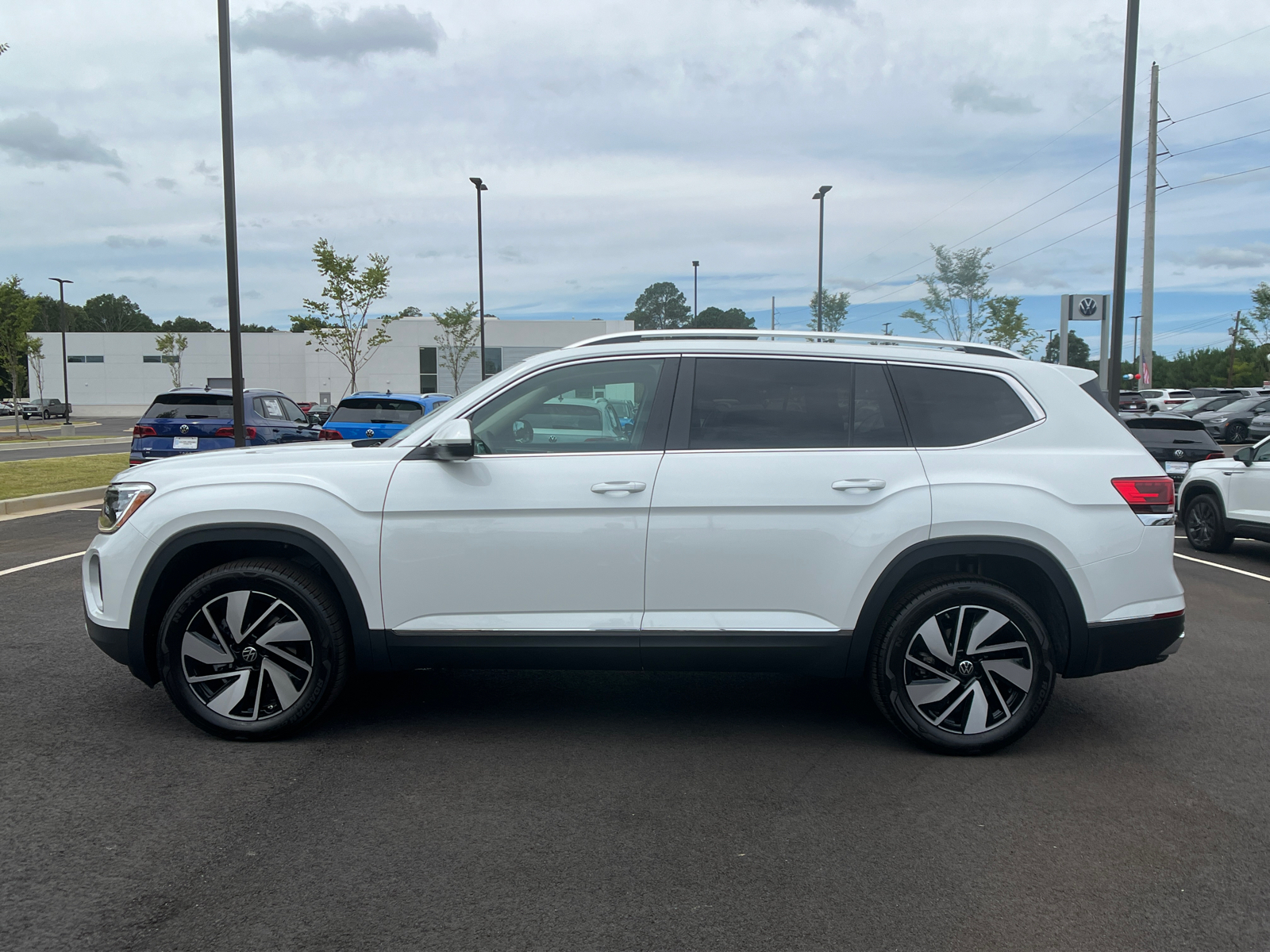 2024 Volkswagen Atlas 2.0T SEL 8