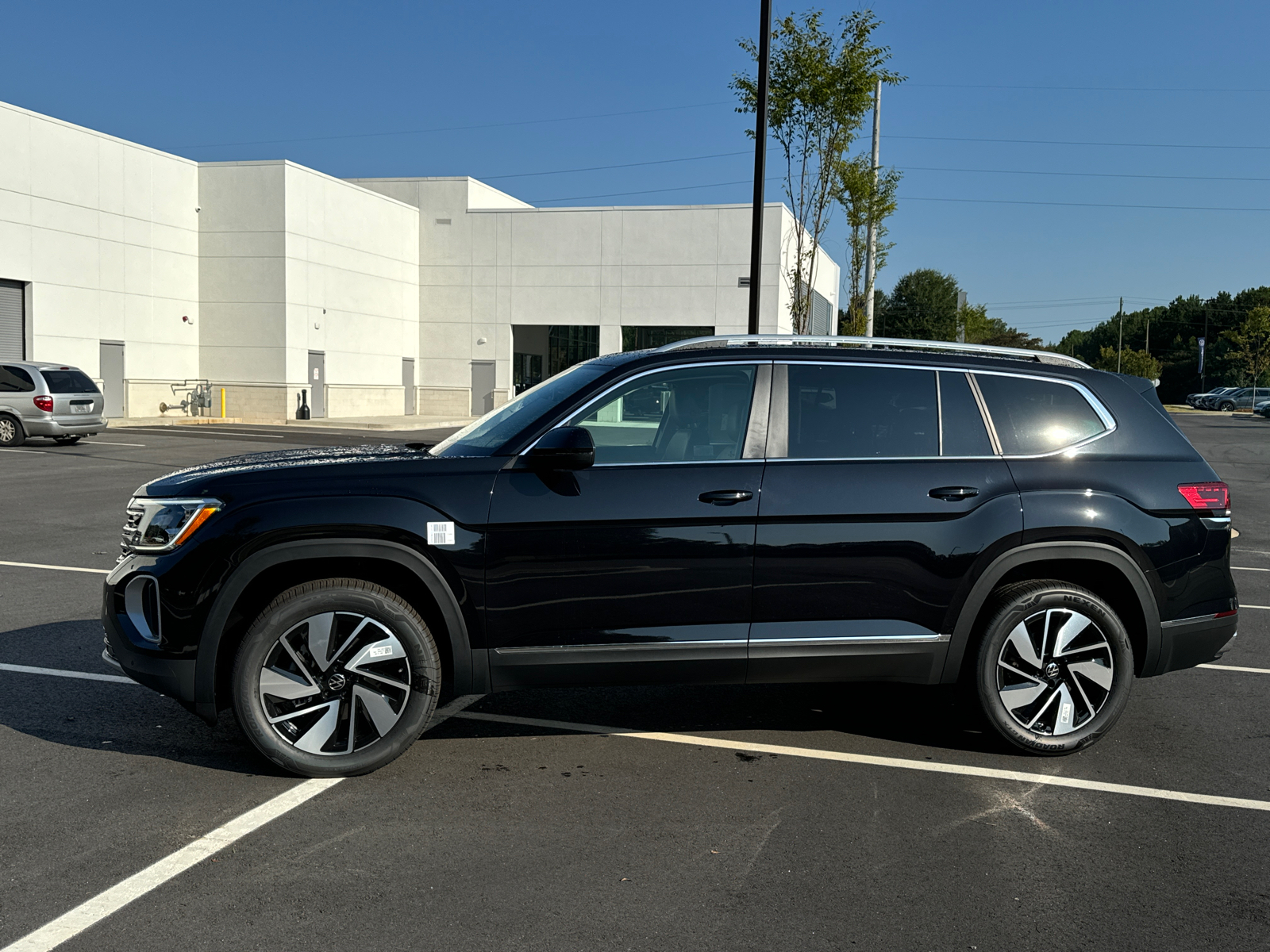 2024 Volkswagen Atlas 2.0T SEL 2