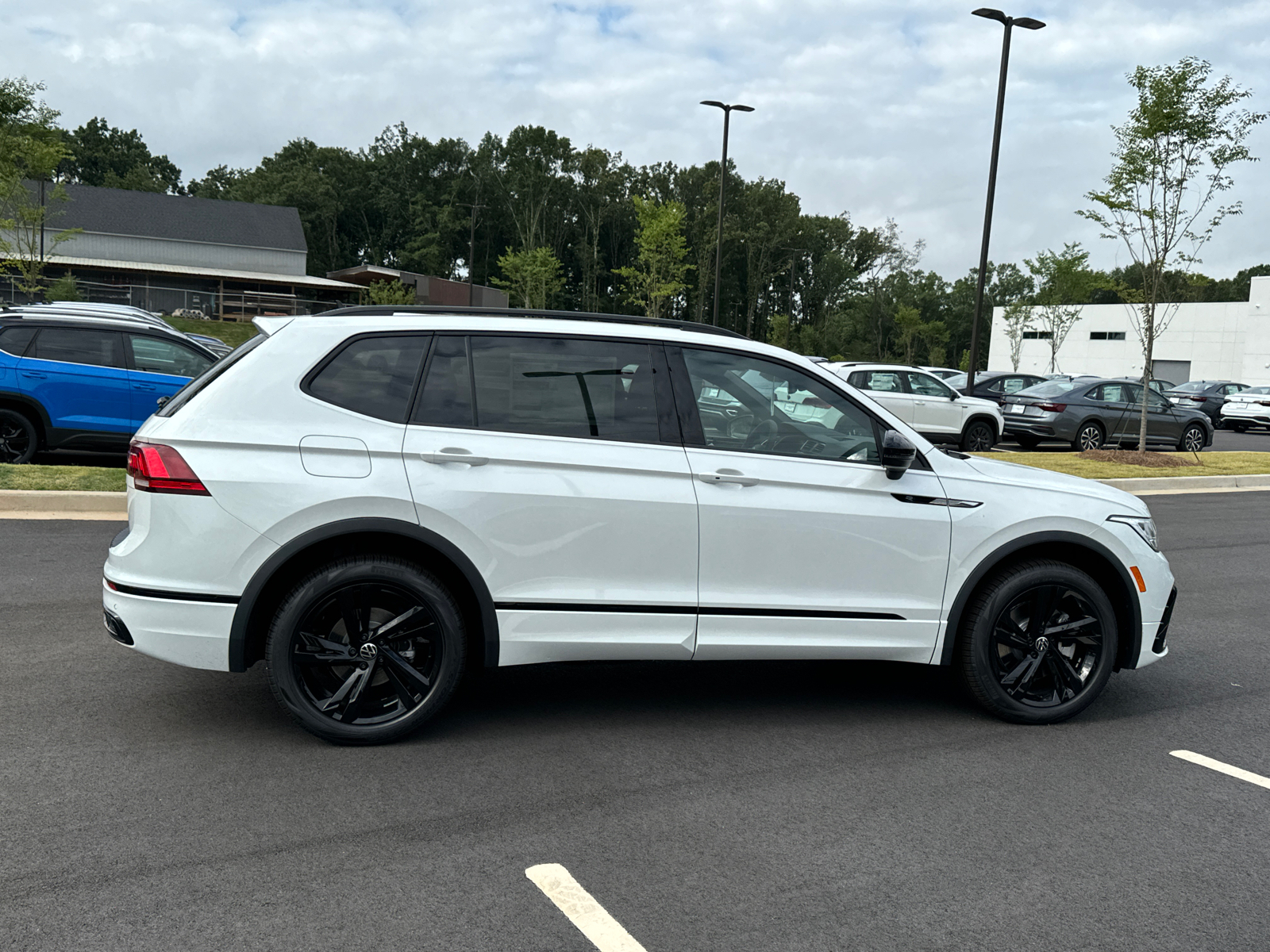 2024 Volkswagen Tiguan 2.0T SE R-Line Black 6