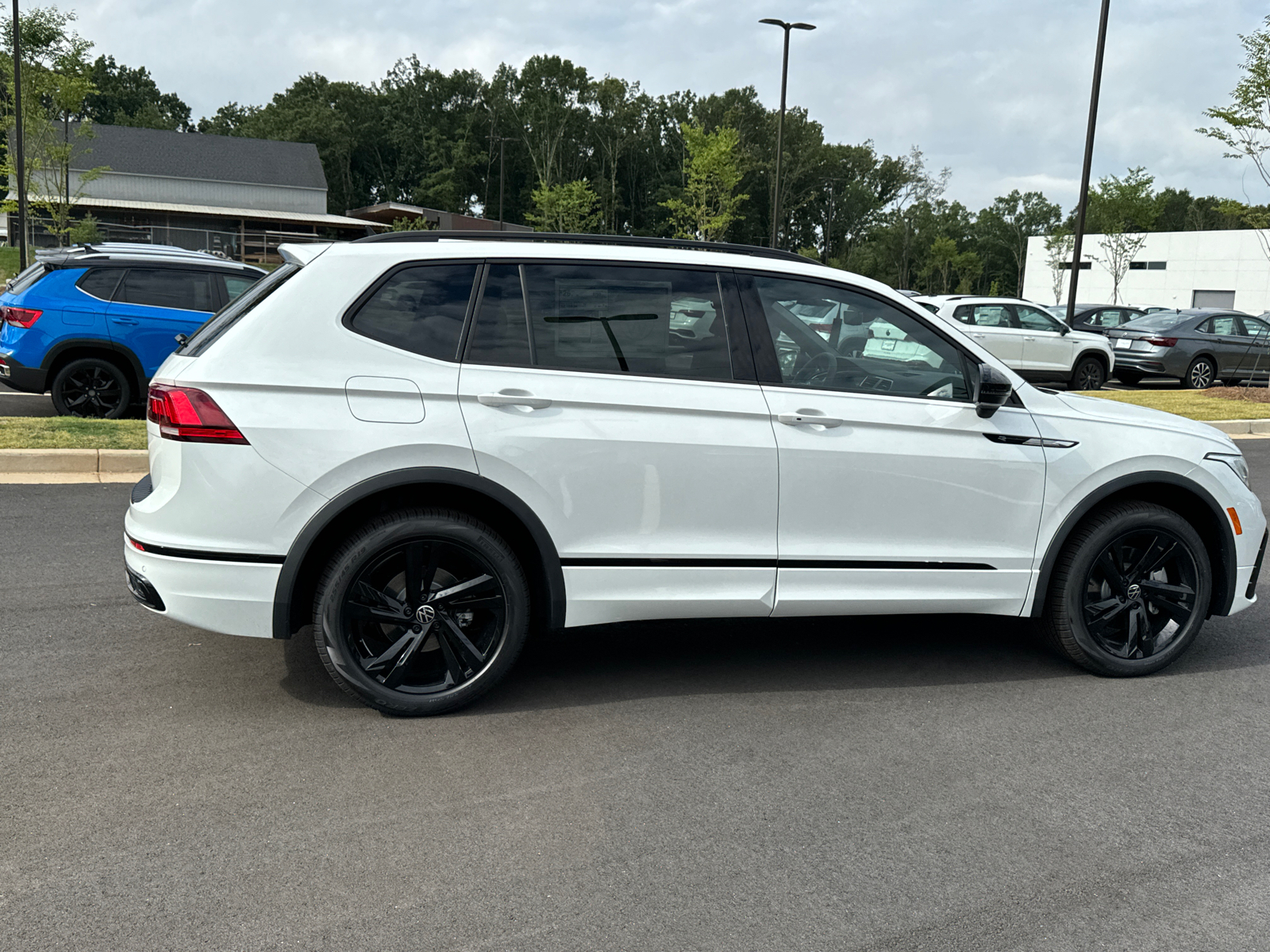 2024 Volkswagen Tiguan 2.0T SE R-Line Black 6