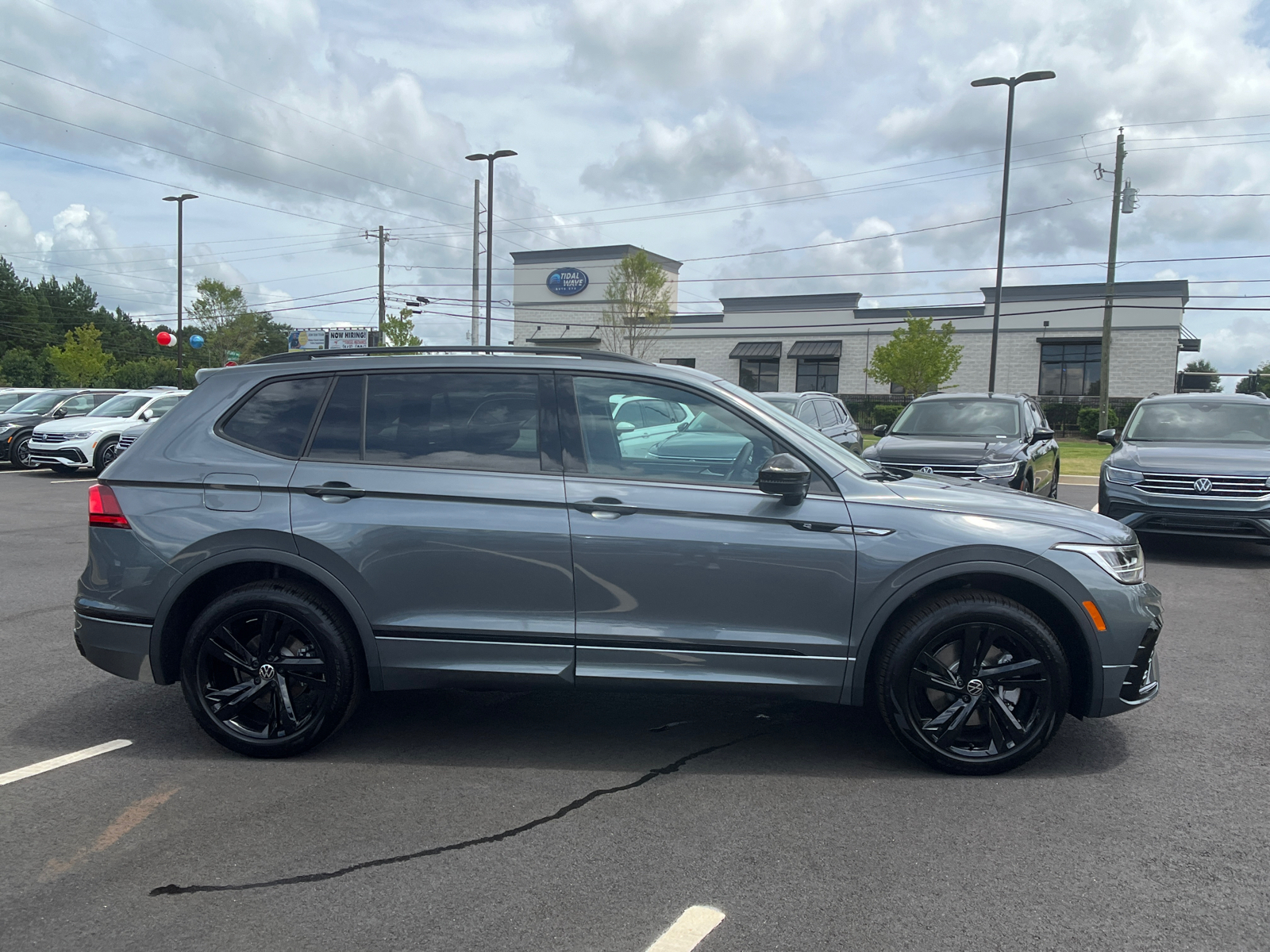 2024 Volkswagen Tiguan 2.0T SE R-Line Black 4