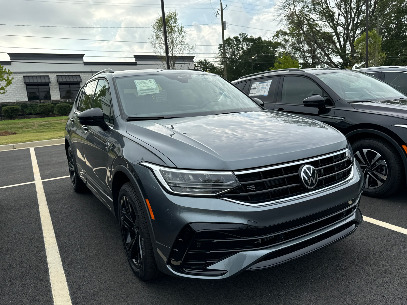 2024 Volkswagen Tiguan 2.0T SE R-Line Black 3