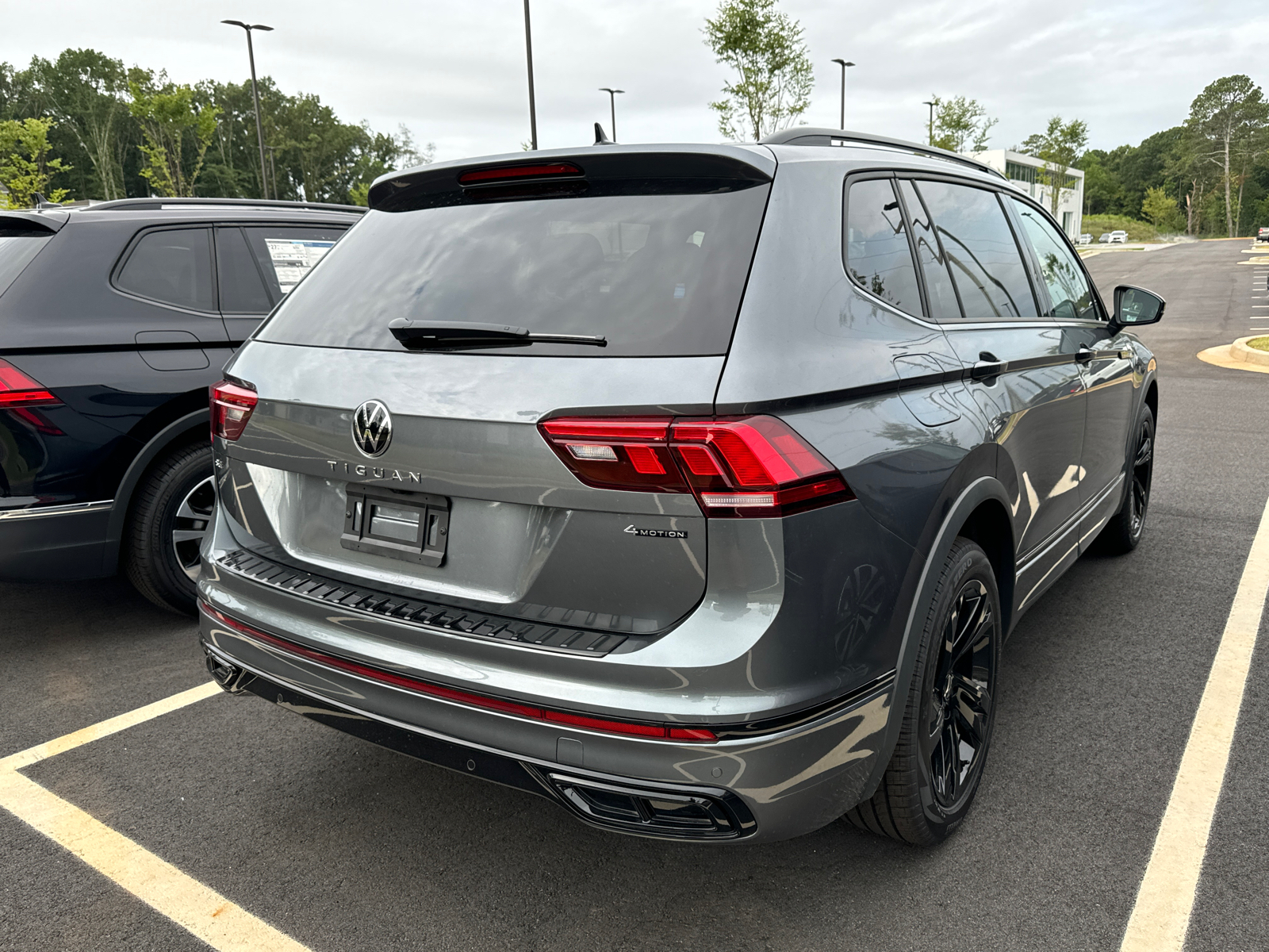 2024 Volkswagen Tiguan 2.0T SE R-Line Black 4