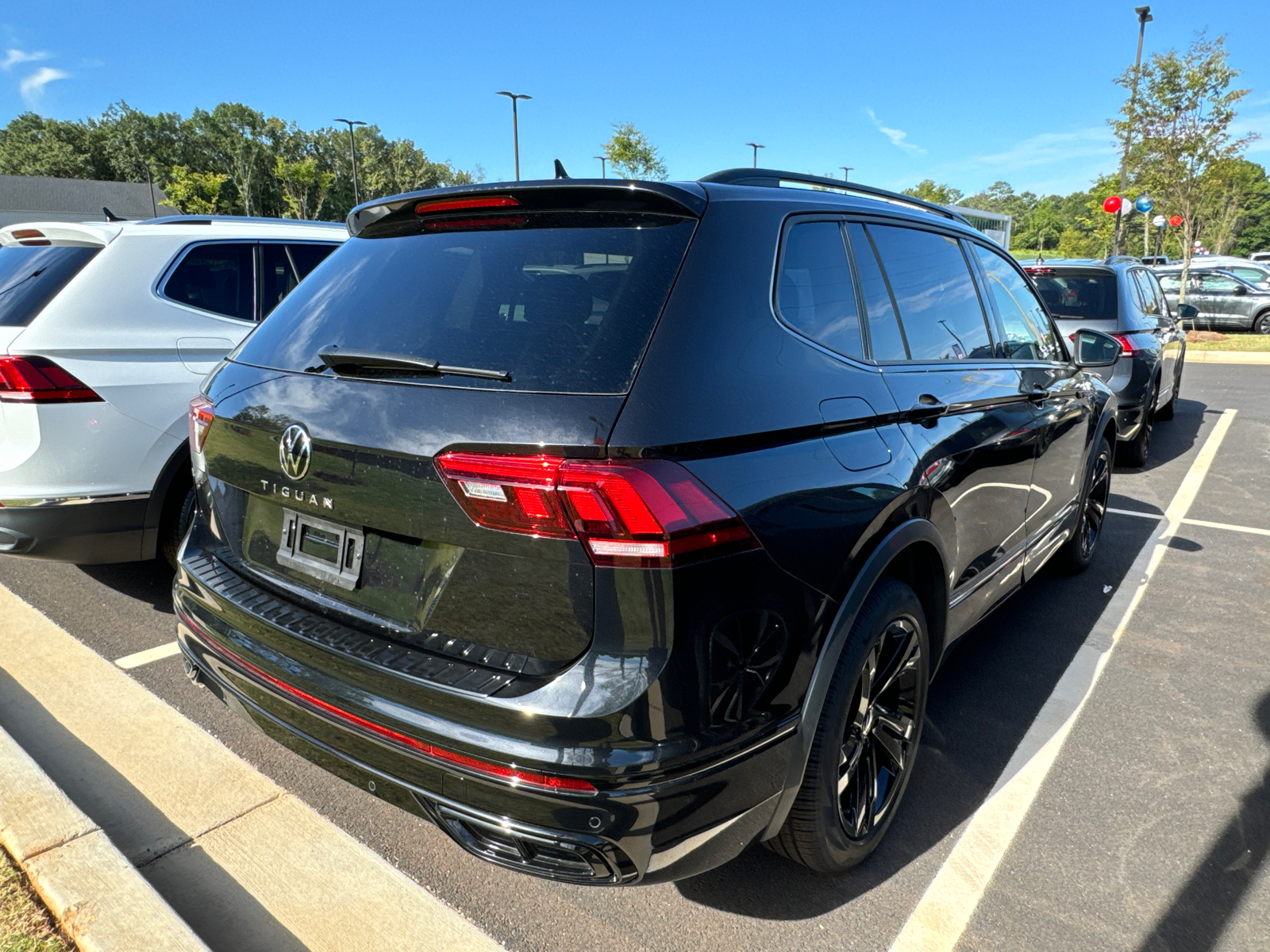 2024 Volkswagen Tiguan 2.0T SE R-Line Black 3