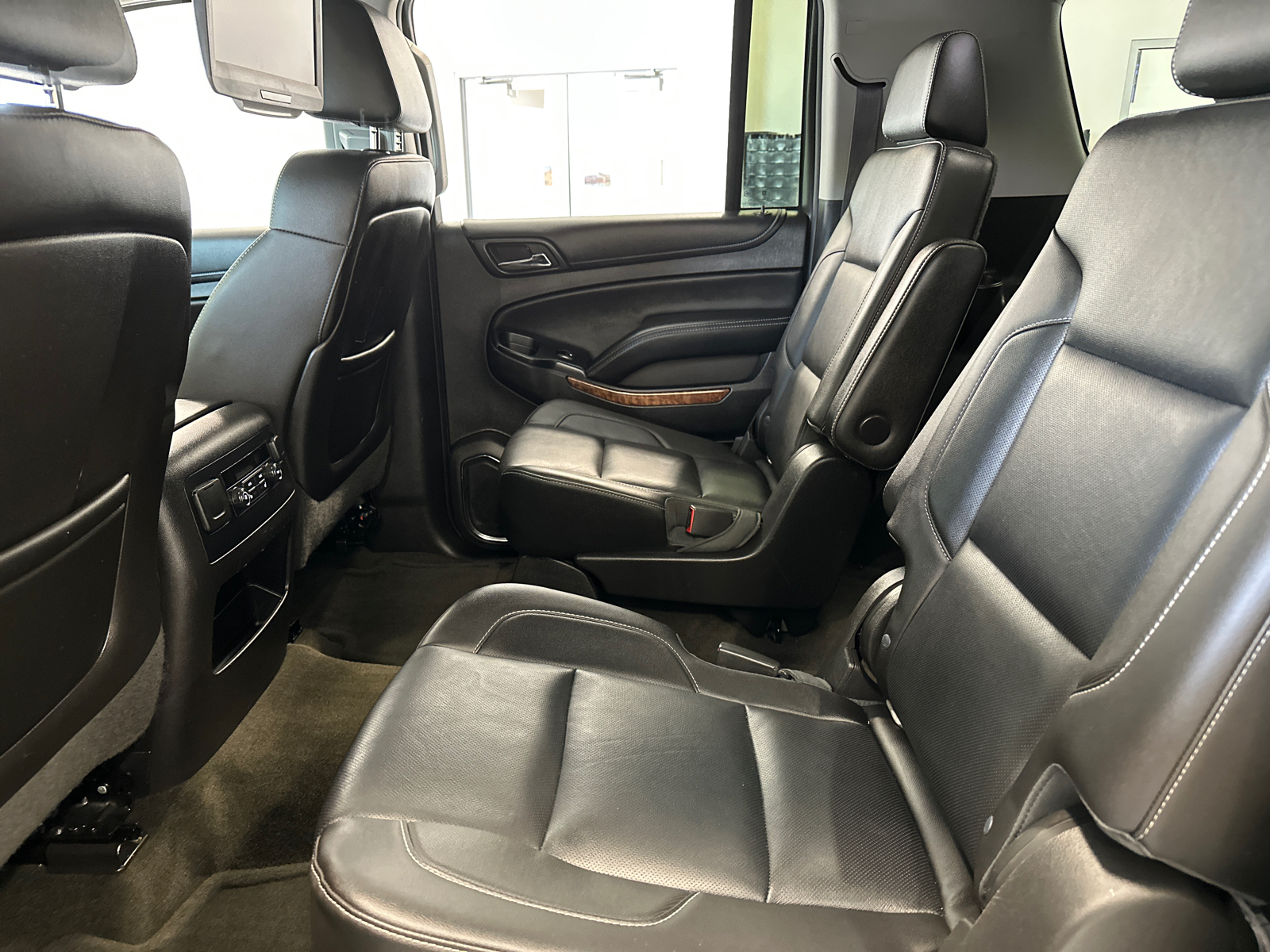 2015 Chevrolet Suburban LTZ 32