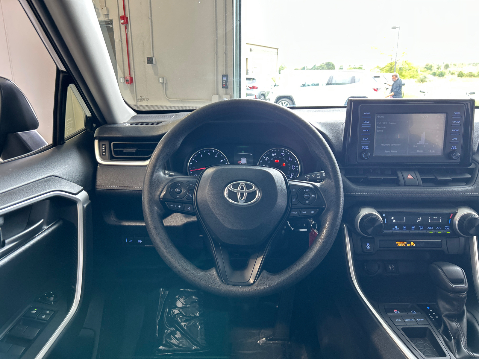 2019 Toyota RAV4 LE 27