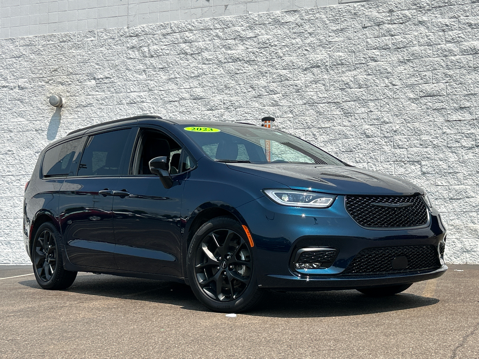 2023 Chrysler Pacifica Limited 1