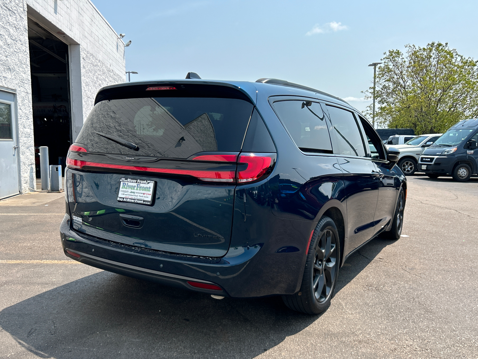 2023 Chrysler Pacifica Limited 8