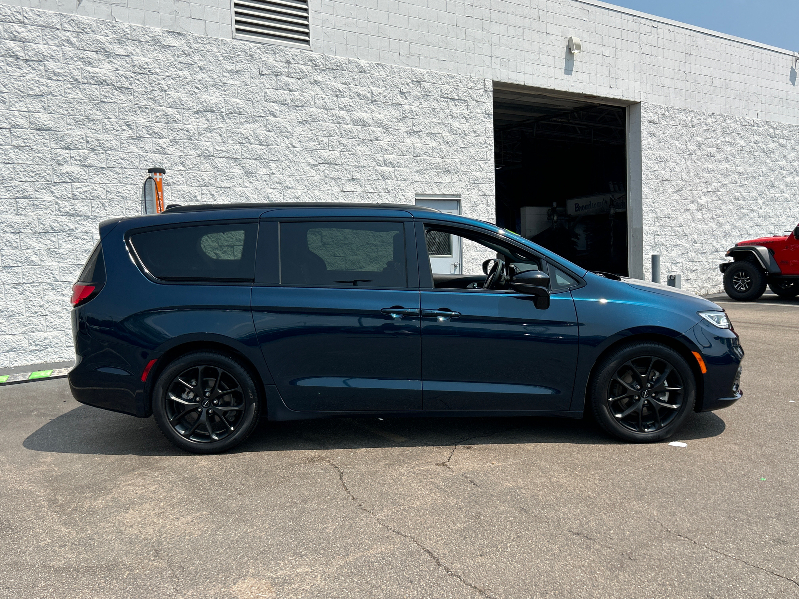 2023 Chrysler Pacifica Limited 9