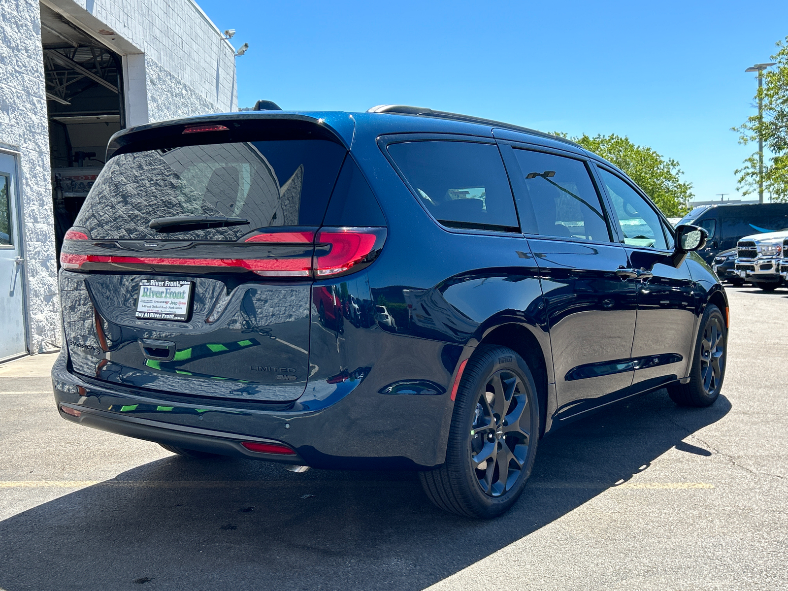 2024 Chrysler Pacifica Limited 8