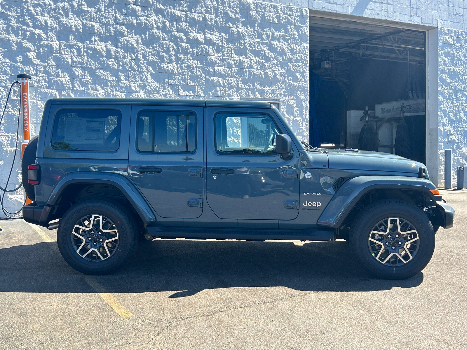 2024 Jeep Wrangler Sahara 9