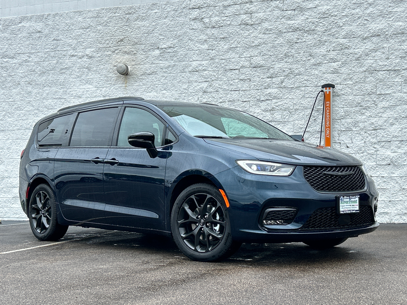 2024 Chrysler Pacifica Touring L 2