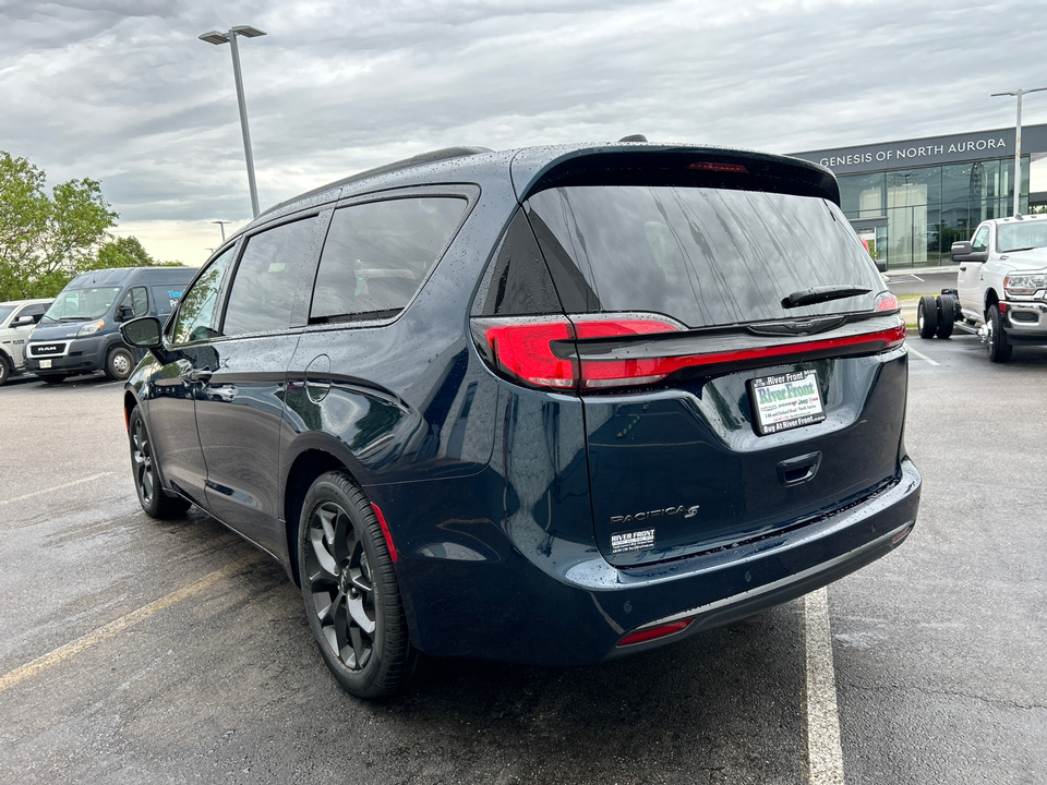 2024 Chrysler Pacifica Touring L 6