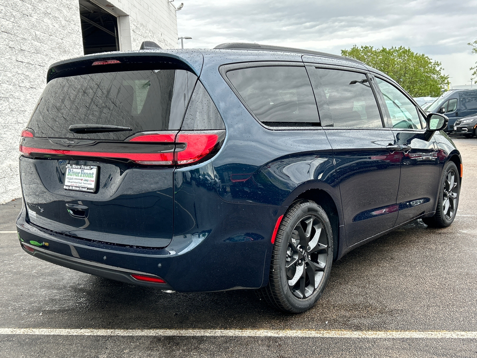 2024 Chrysler Pacifica Touring L 8