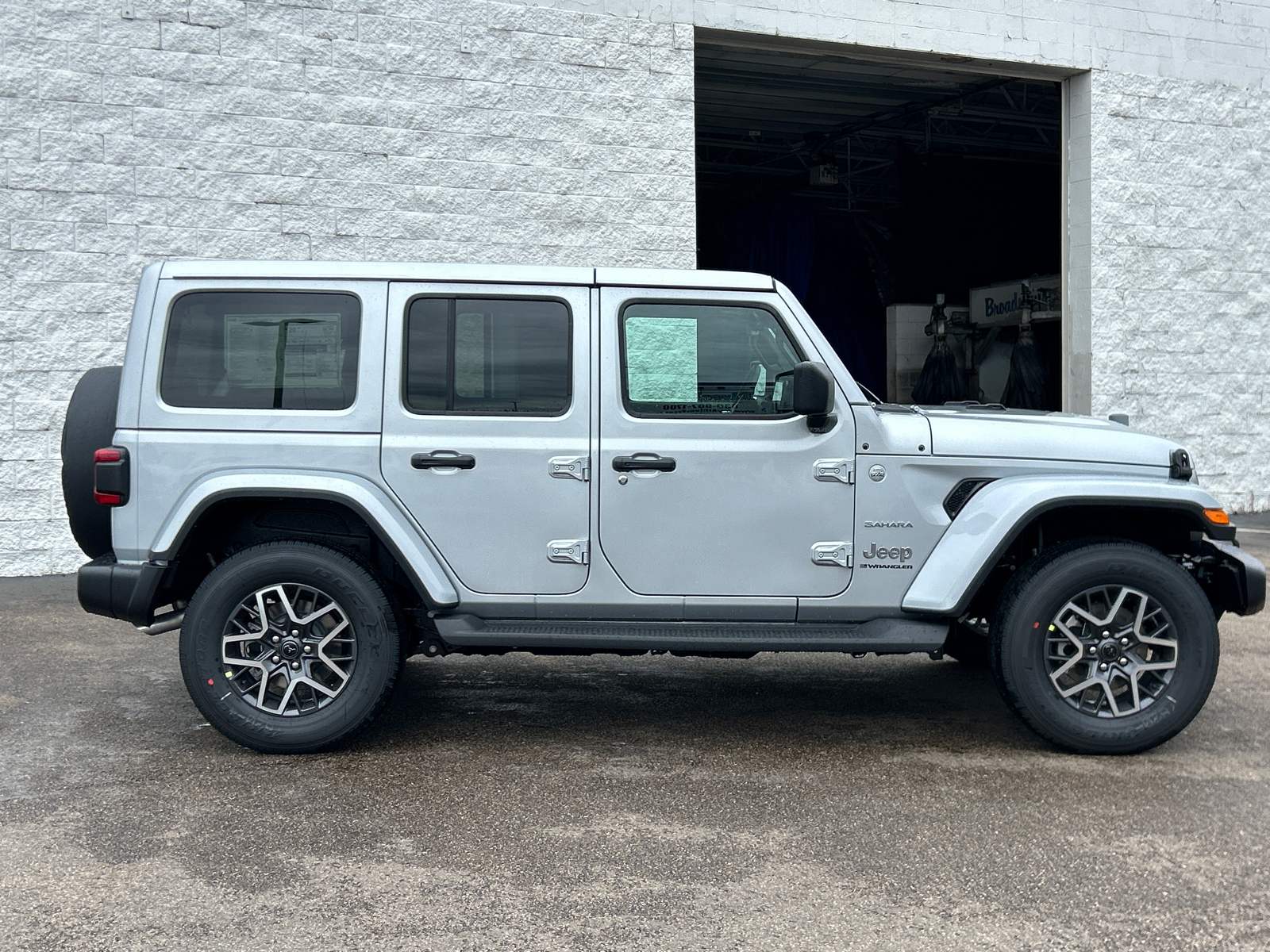 2024 Jeep Wrangler Sahara 9