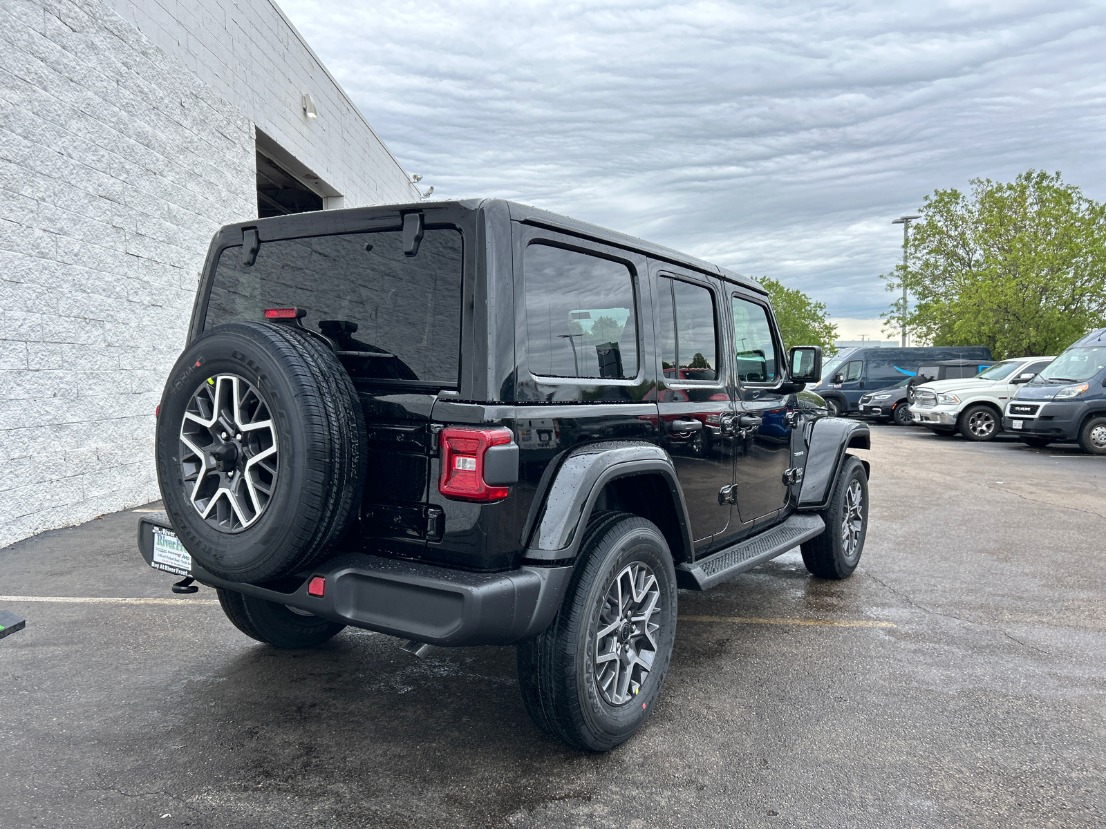 2024 Jeep Wrangler Sahara 8