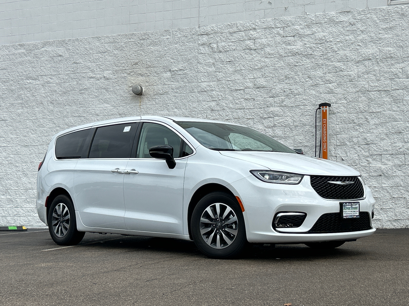 2024 Chrysler Pacifica Hybrid Select 1