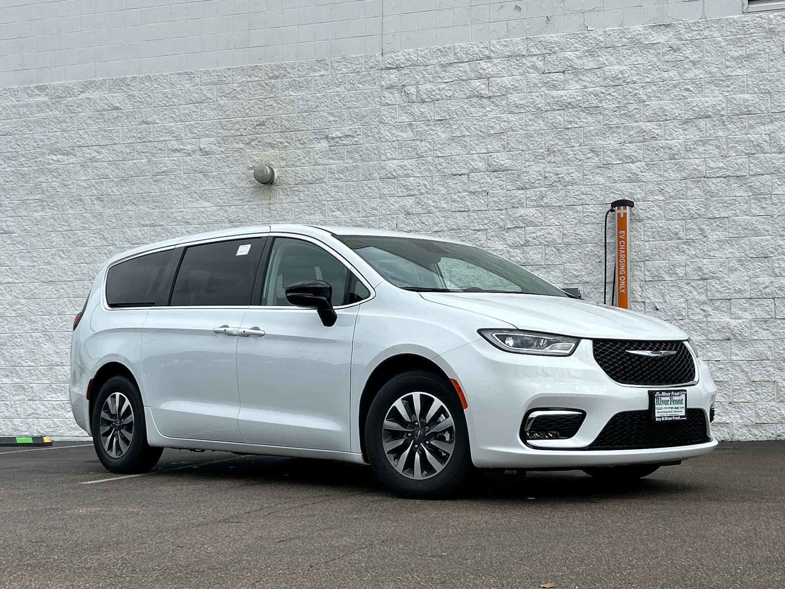 2024 Chrysler Pacifica Hybrid Select 2