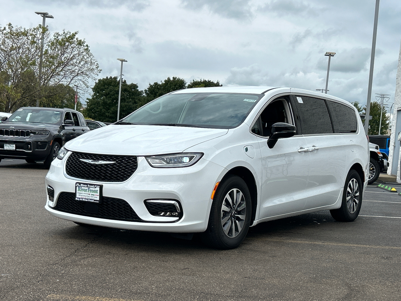 2024 Chrysler Pacifica Hybrid Select 4