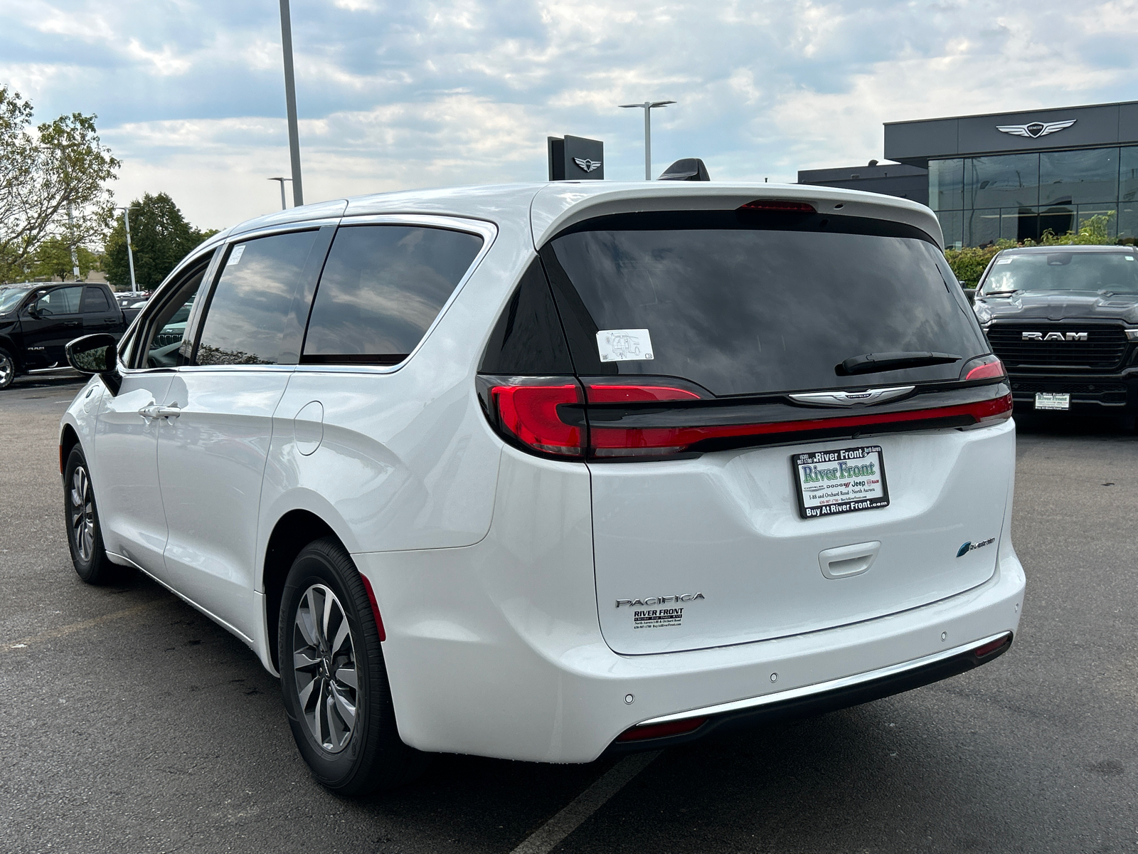 2024 Chrysler Pacifica Hybrid Select 6