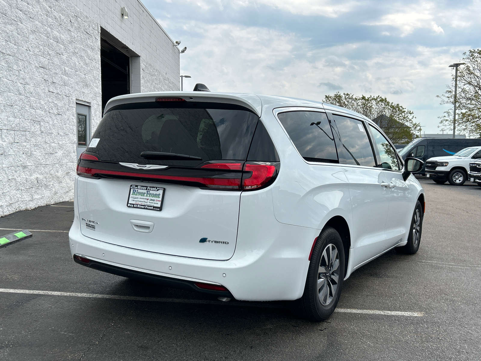 2024 Chrysler Pacifica Hybrid Select 8