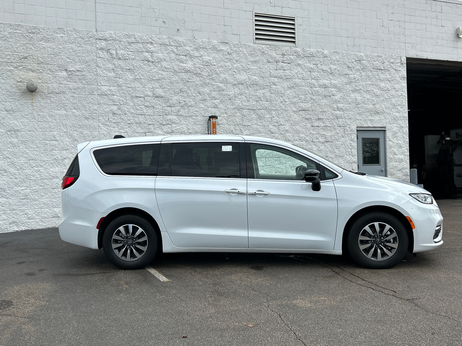 2024 Chrysler Pacifica Hybrid Select 9