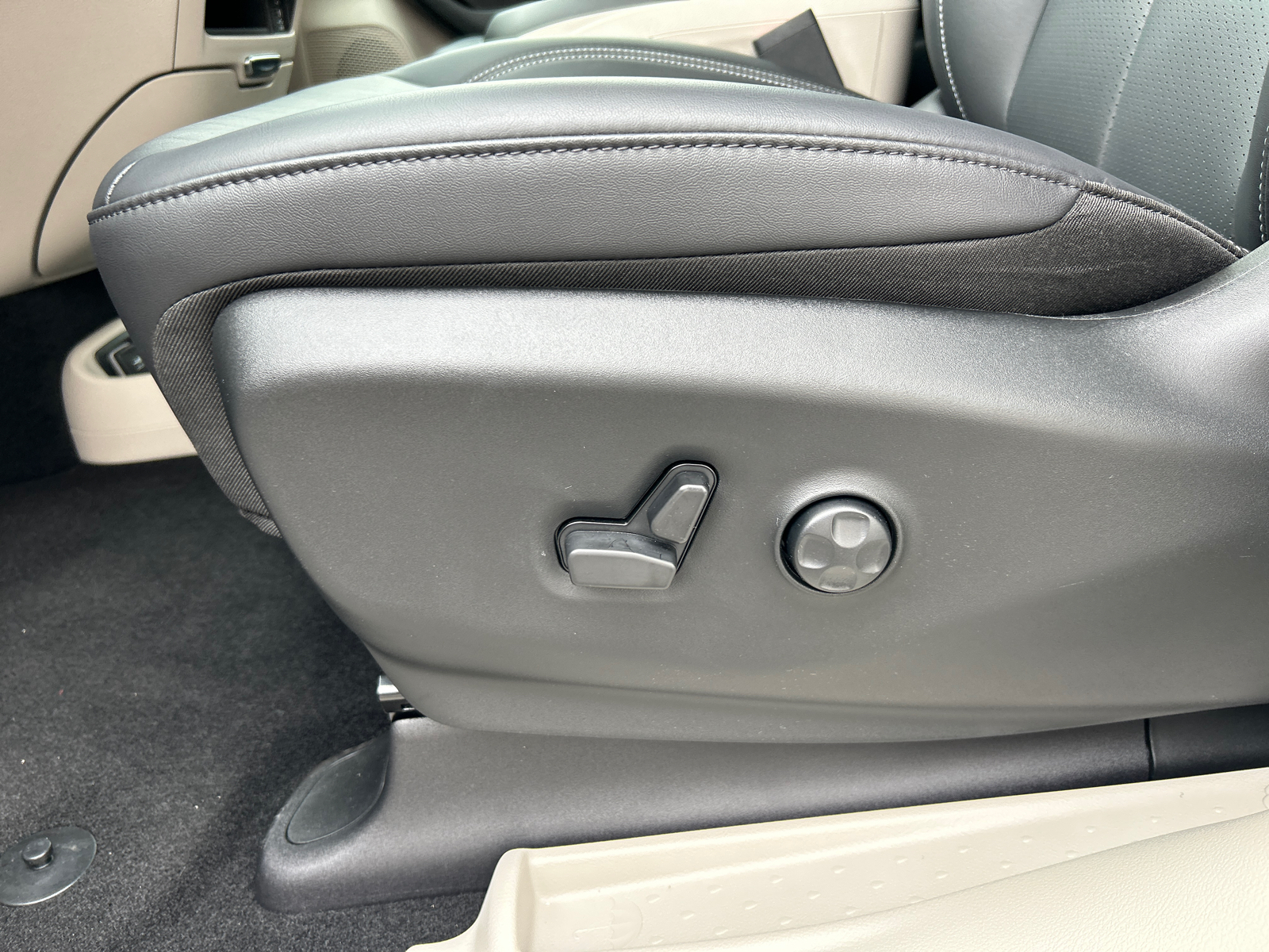 2024 Chrysler Pacifica Hybrid Select 17