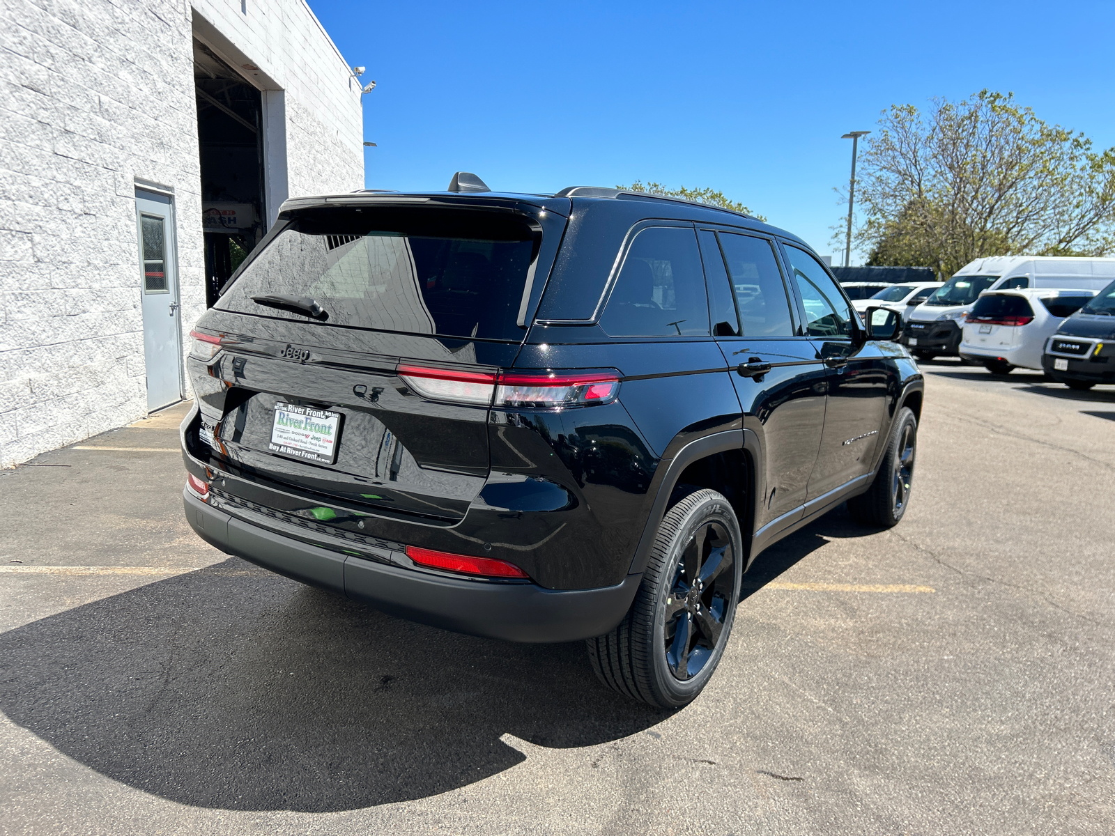 2024 Jeep Grand Cherokee Altitude X 8