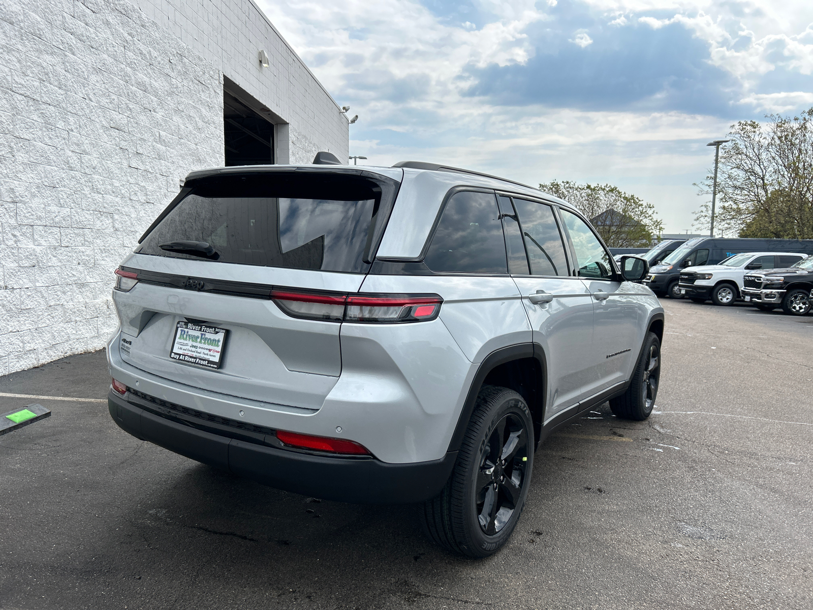 2024 Jeep Grand Cherokee Altitude X 8