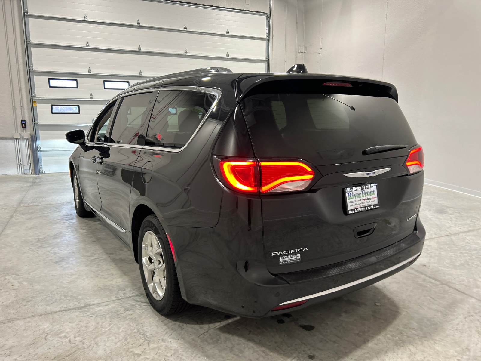 2018 Chrysler Pacifica Limited 8