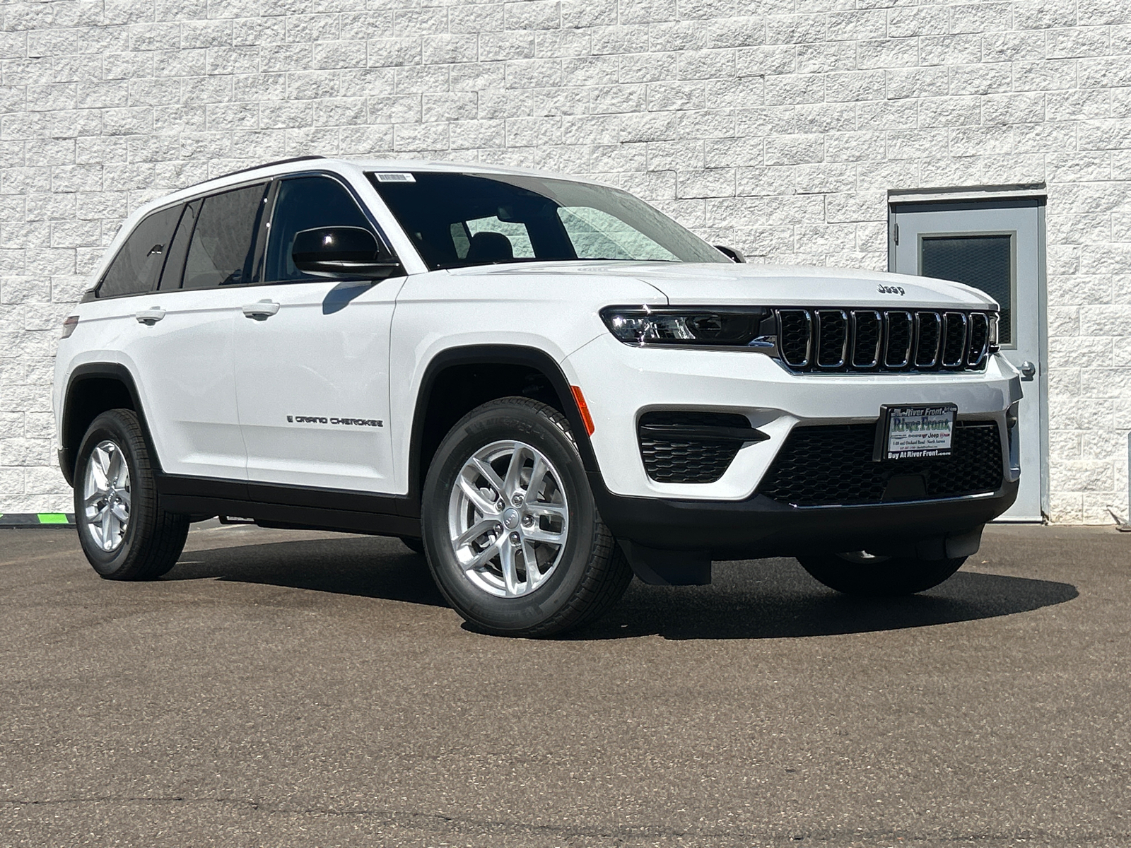 2024 Jeep Grand Cherokee Laredo 1