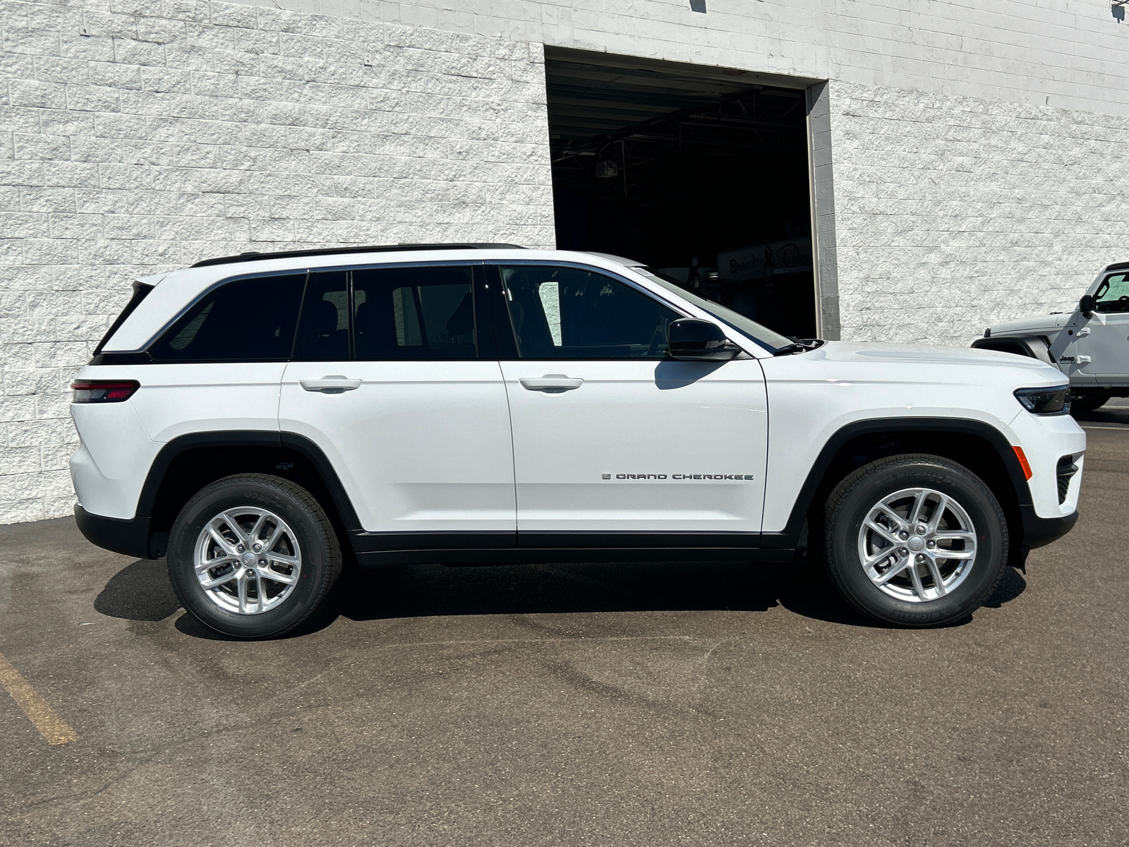 2024 Jeep Grand Cherokee Laredo 9