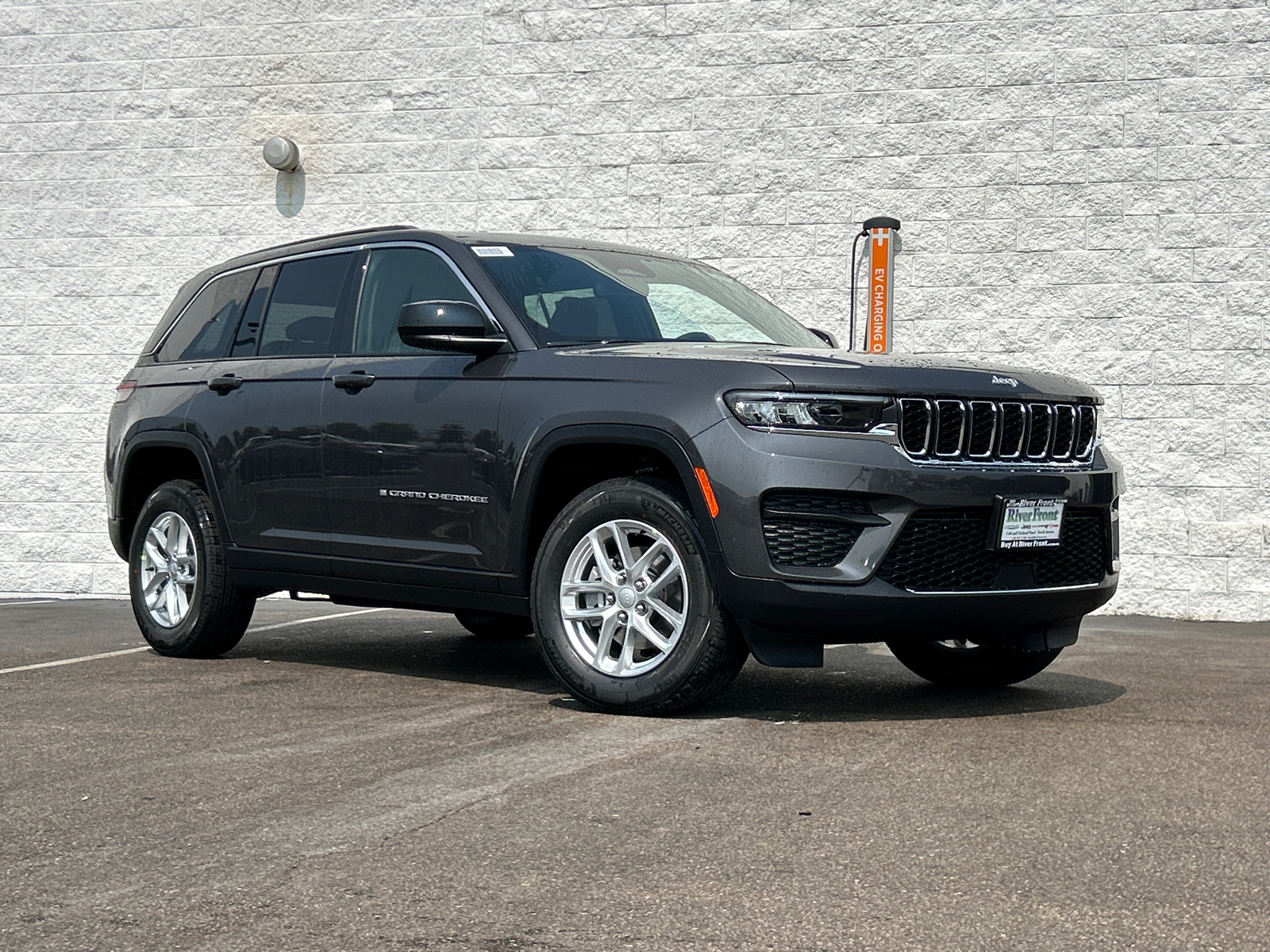 2024 Jeep Grand Cherokee Laredo 1