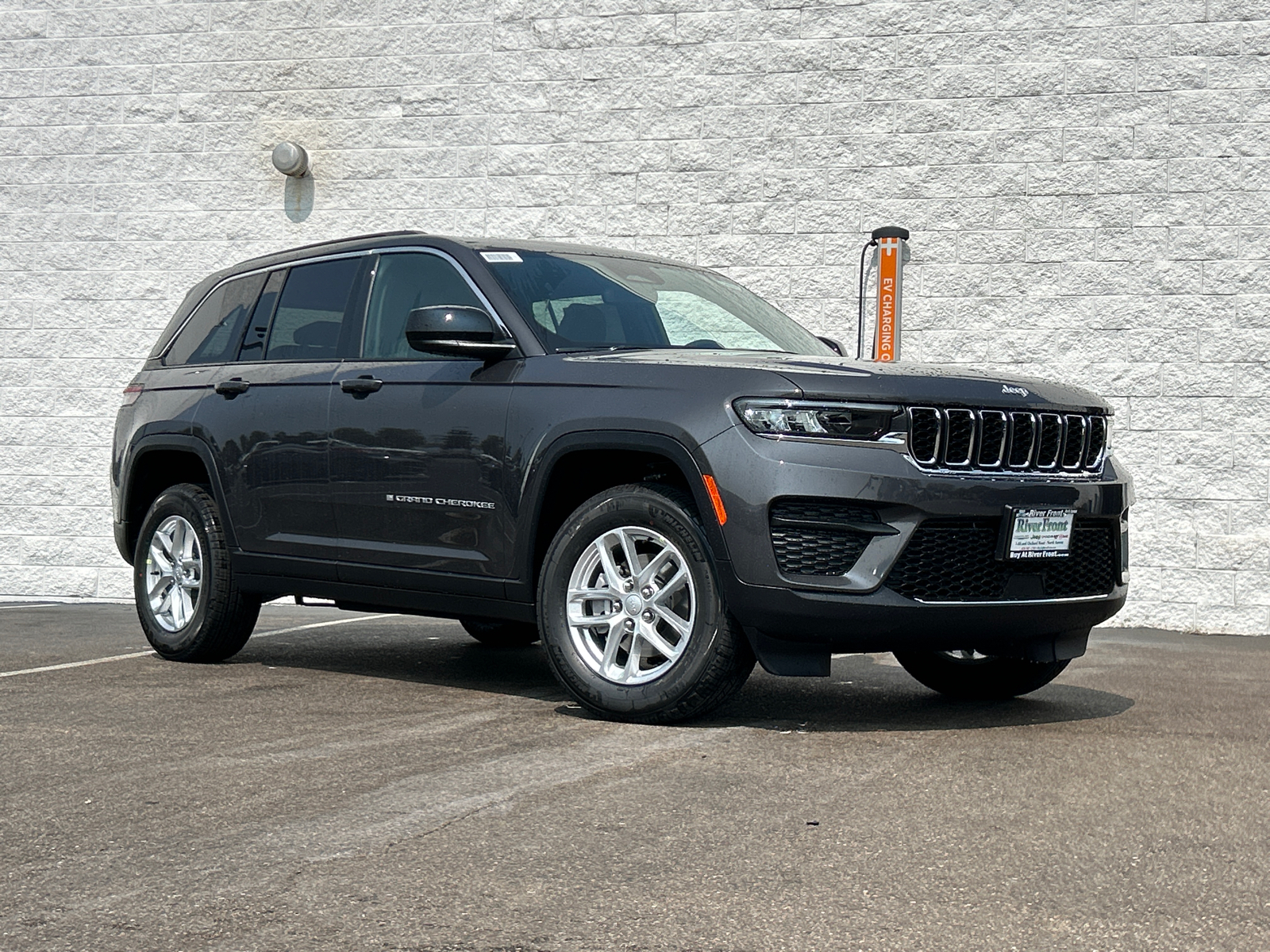 2024 Jeep Grand Cherokee Laredo 2