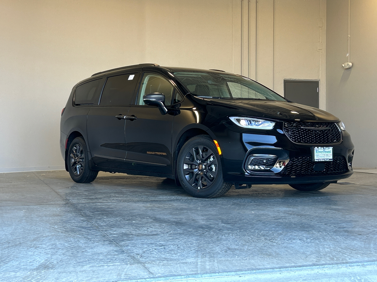 2024 Chrysler Pacifica Hybrid Select 1