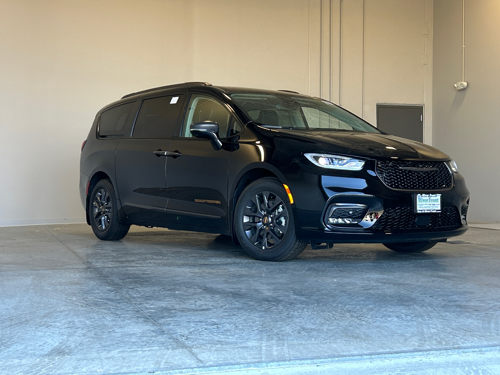 2024 Chrysler Pacifica Hybrid Select 2