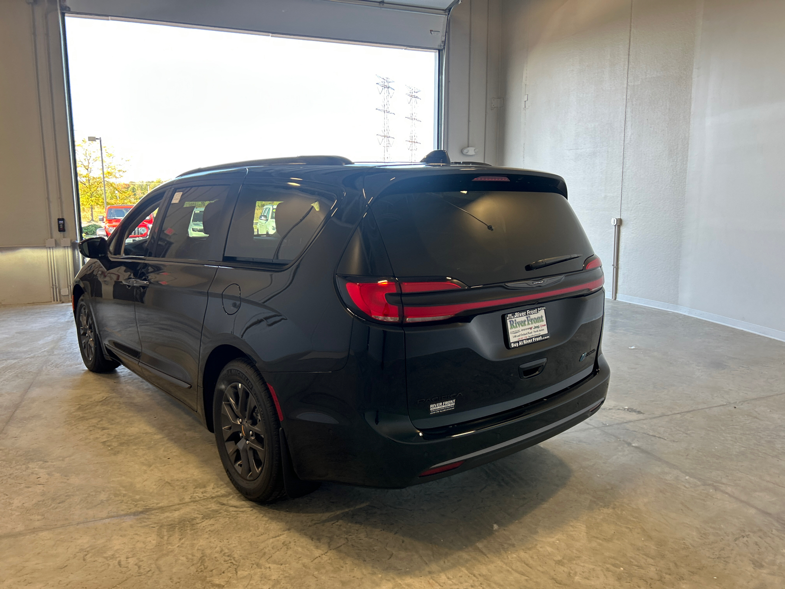 2024 Chrysler Pacifica Hybrid Select 6