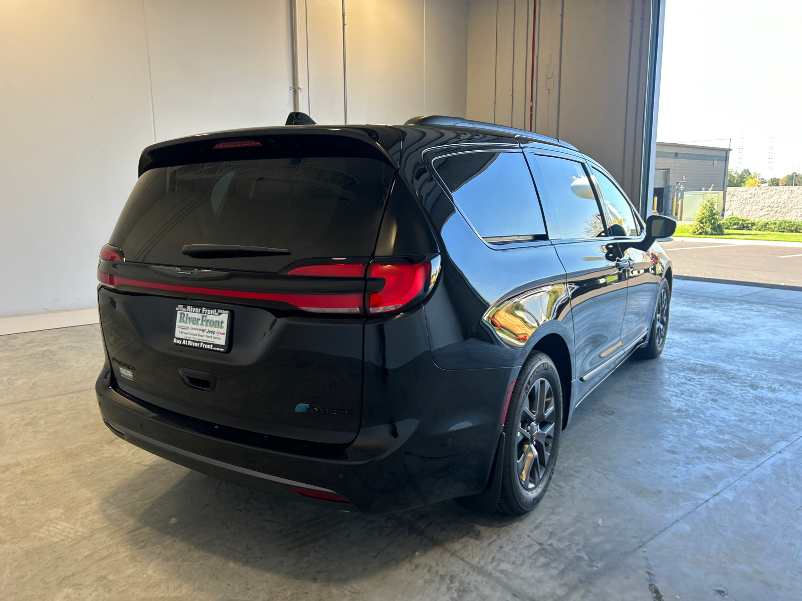 2024 Chrysler Pacifica Hybrid Select 8