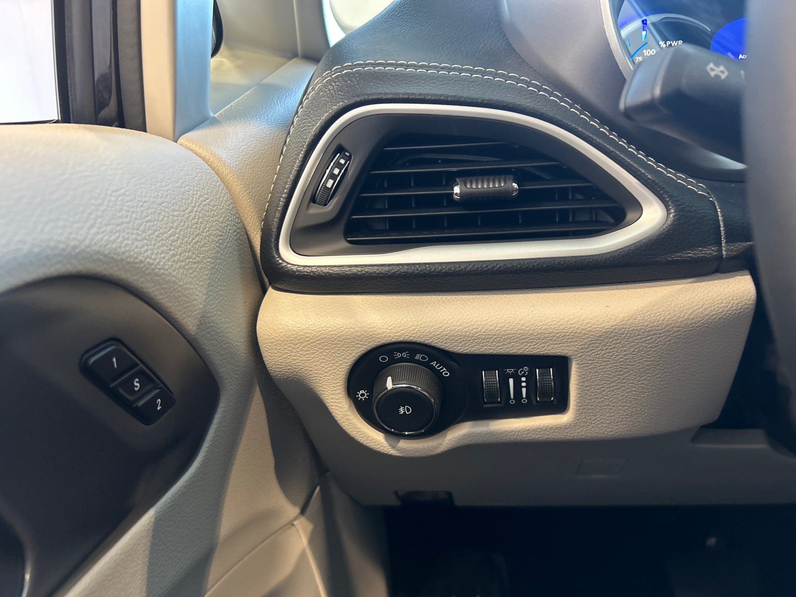 2024 Chrysler Pacifica Hybrid Select 18