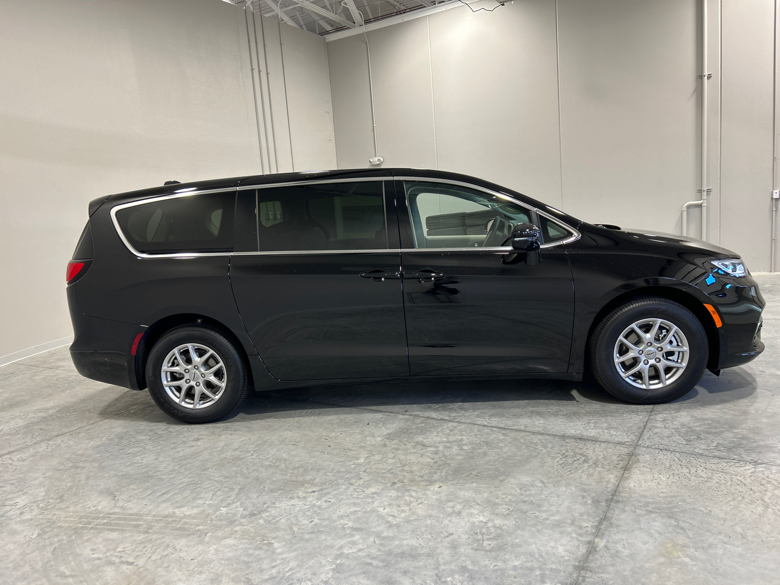 2024 Chrysler Pacifica Touring L 5